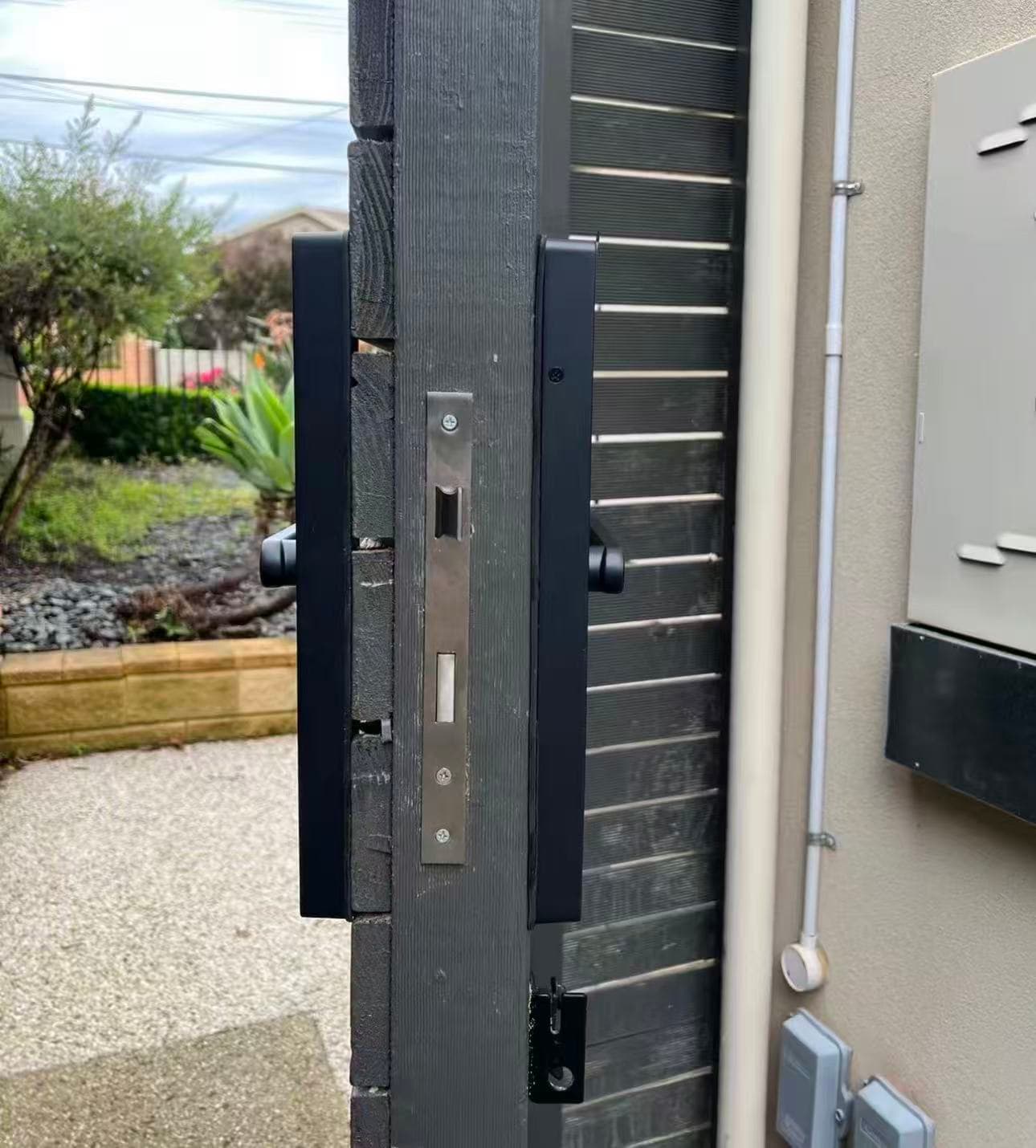 Compact smart lock and small mortise installed on a narrow-frame gate